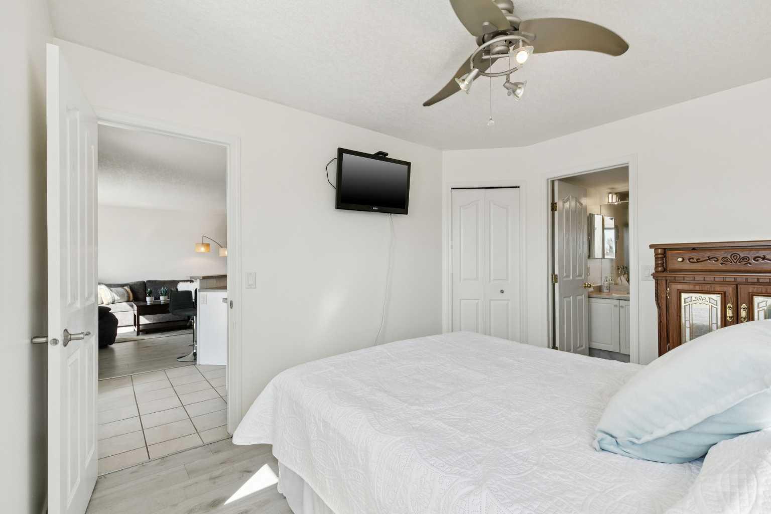 102, 6102 Valleyview Park SE
