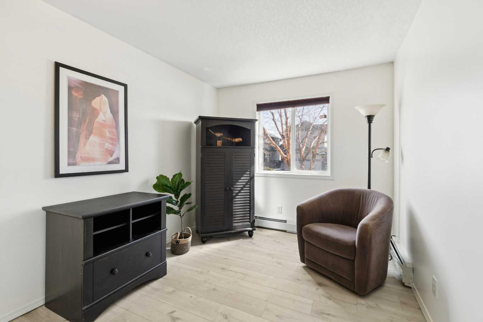 102, 6102 Valleyview Park SE