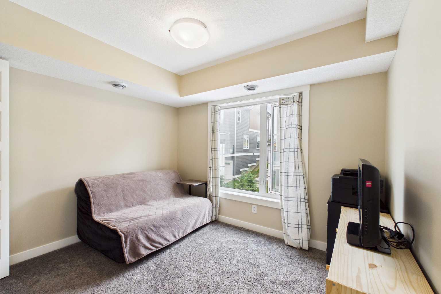 220 Livingston Common NE