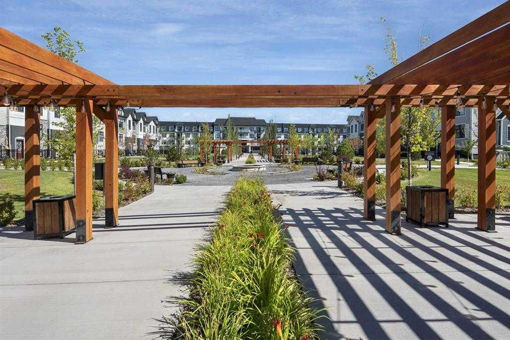 303, 255 Les Jardins Park SE