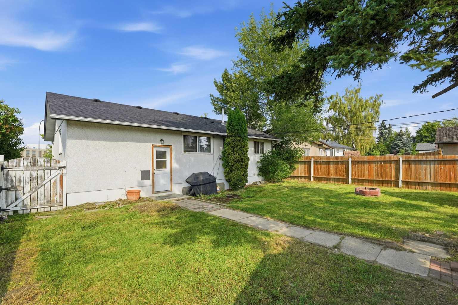 9032 Fairmount Drive SE