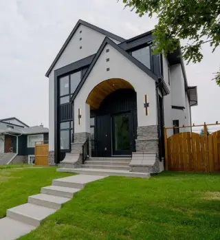 2207 Victoria Crescent NW