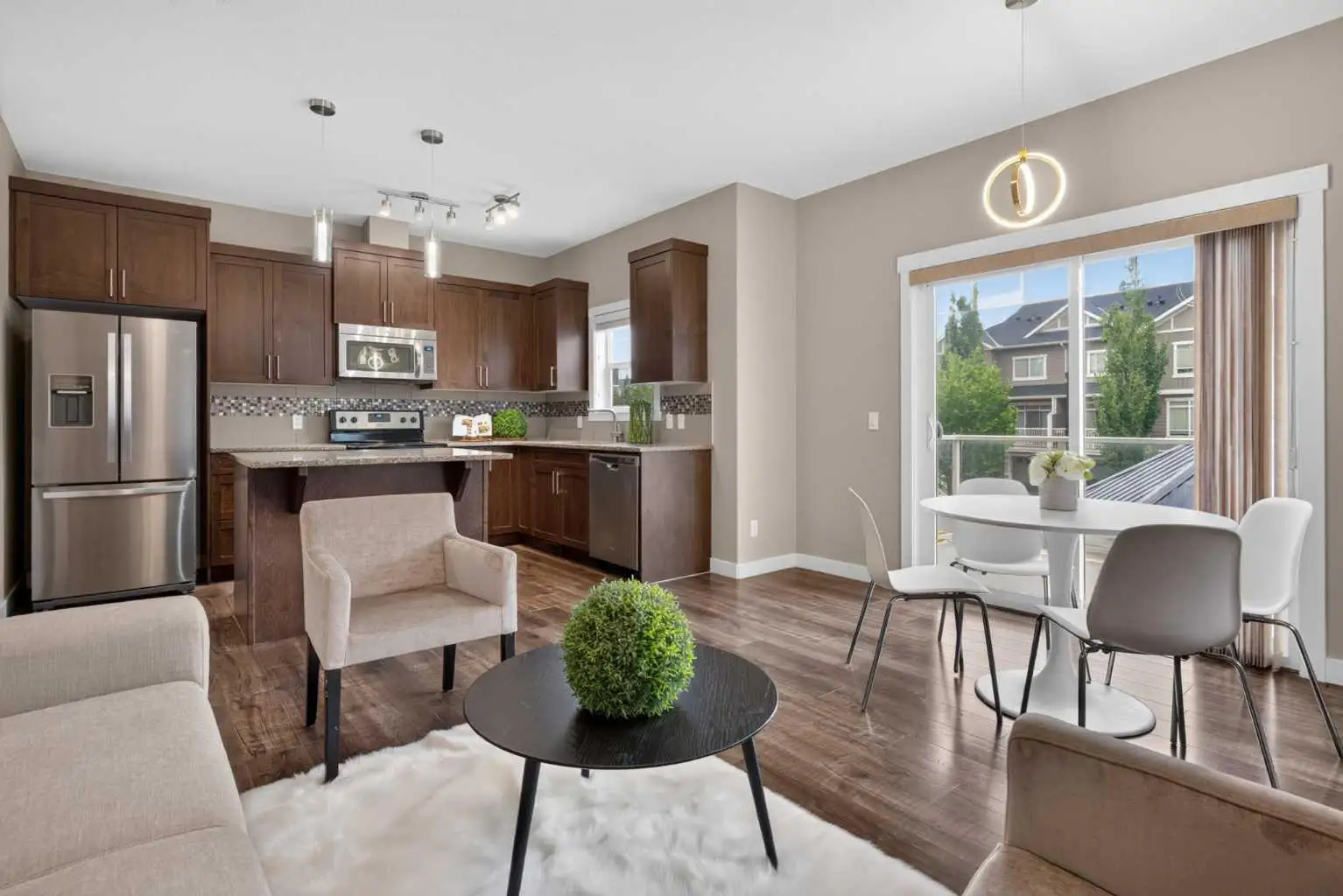 558 Evanston Manor NW