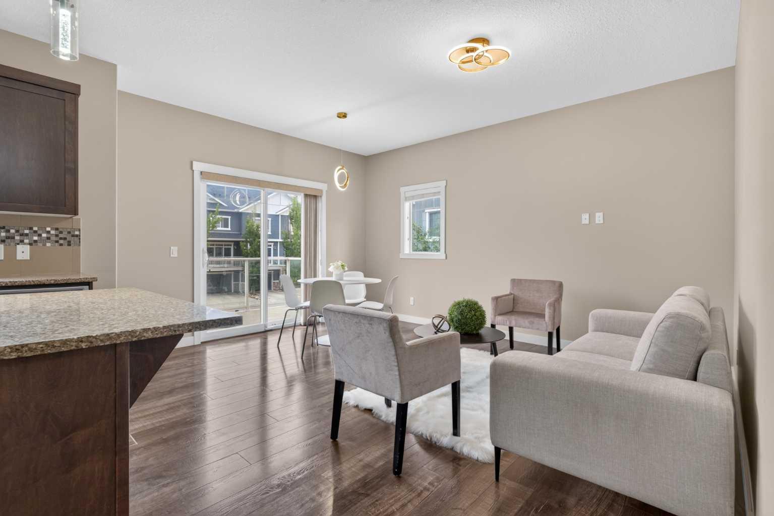 558 Evanston Manor NW