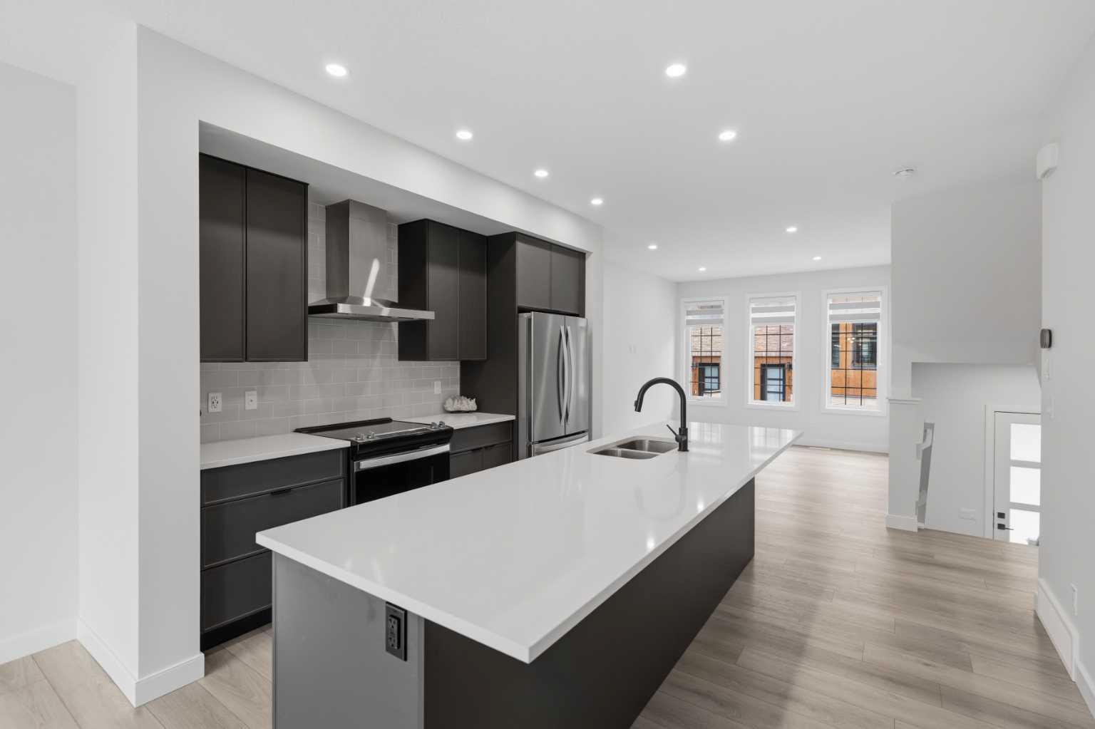 323, 81 Greenbriar Place NW