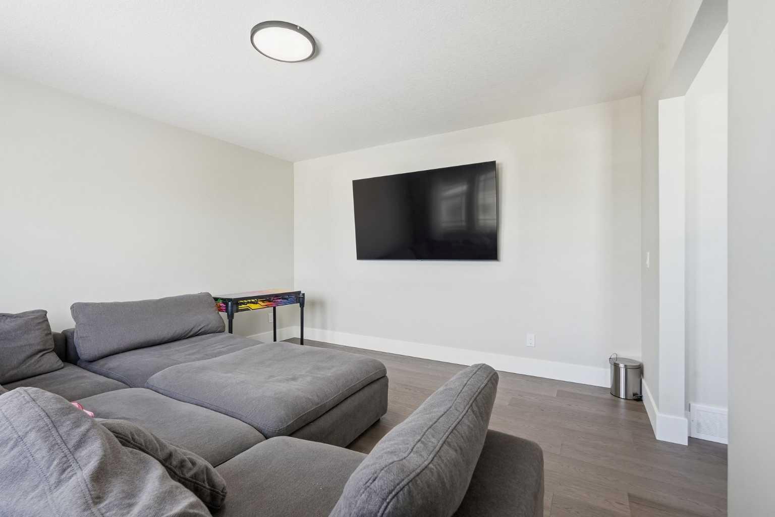 74 Alpine Gardens SW