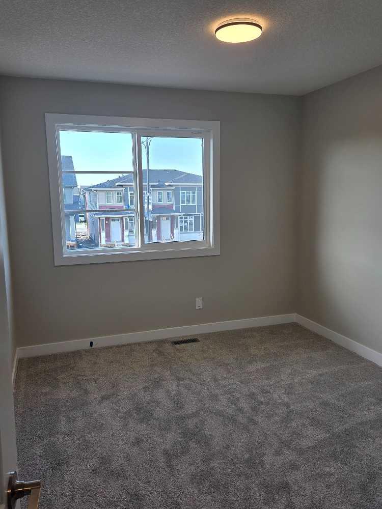 187 Lanark Gate SE