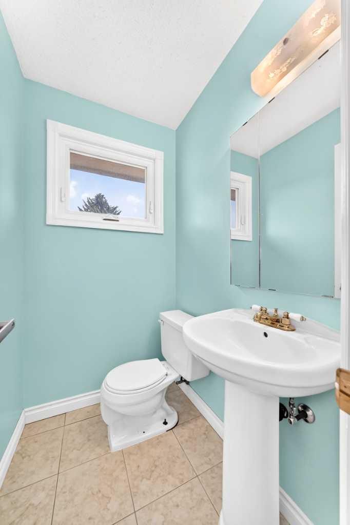 136 Midlawn Close SE