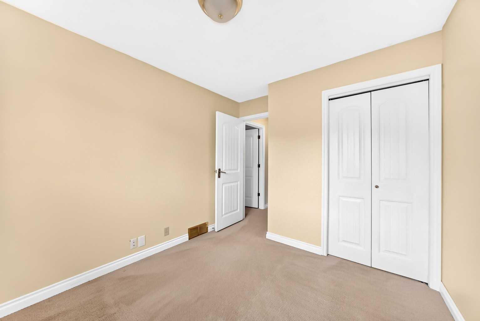 136 Midlawn Close SE