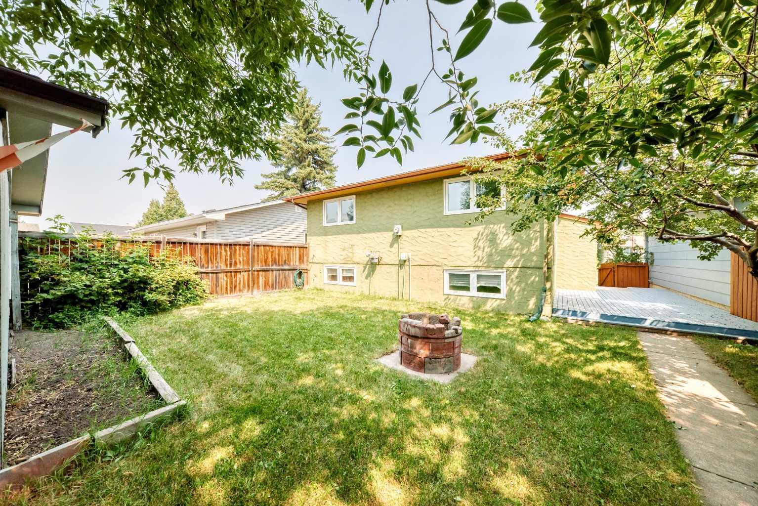 136 Midlawn Close SE
