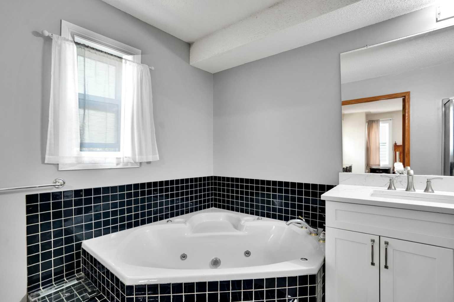 16 Sun Harbour Crescent SE