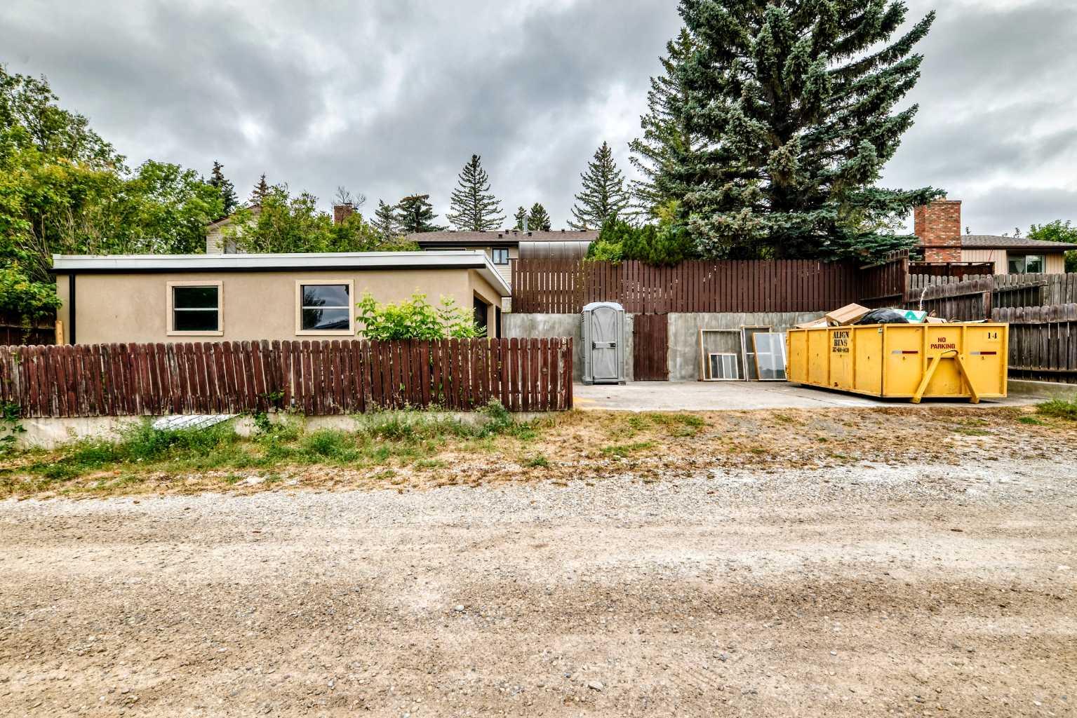 307 Silverthorn Way NW