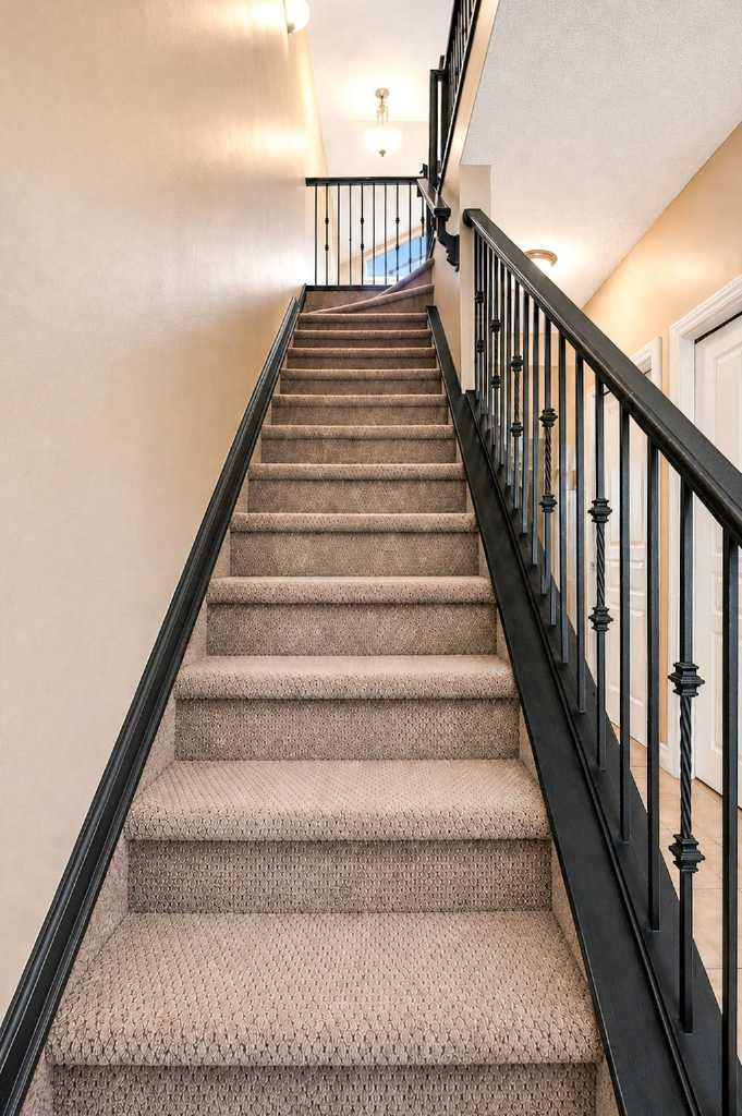 11, 148 Rockyledge View NW