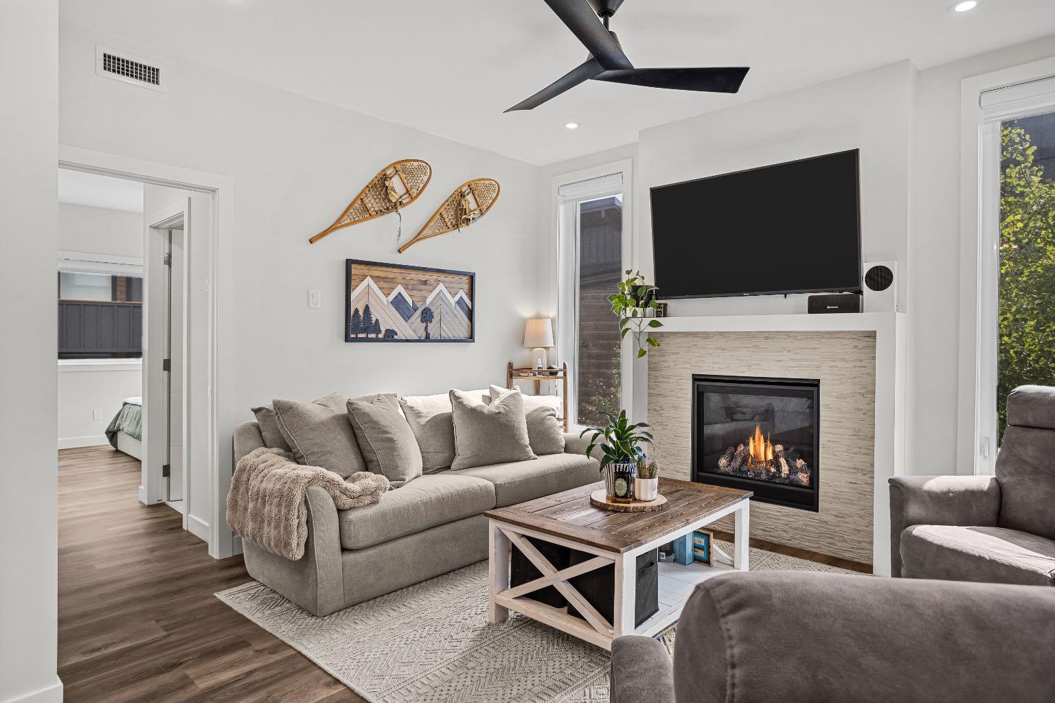 204i, 209 Stewart Creek Rise 