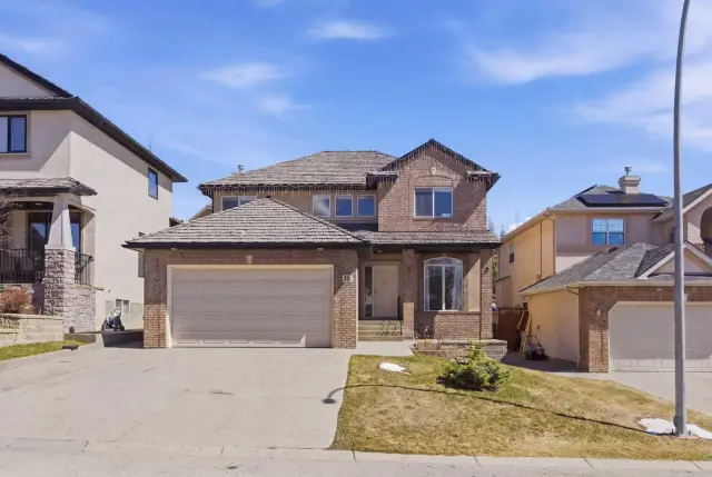 18 Royal Crest Way NW