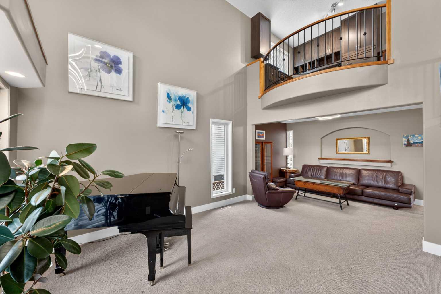 111 Valley Ponds Crescent NW