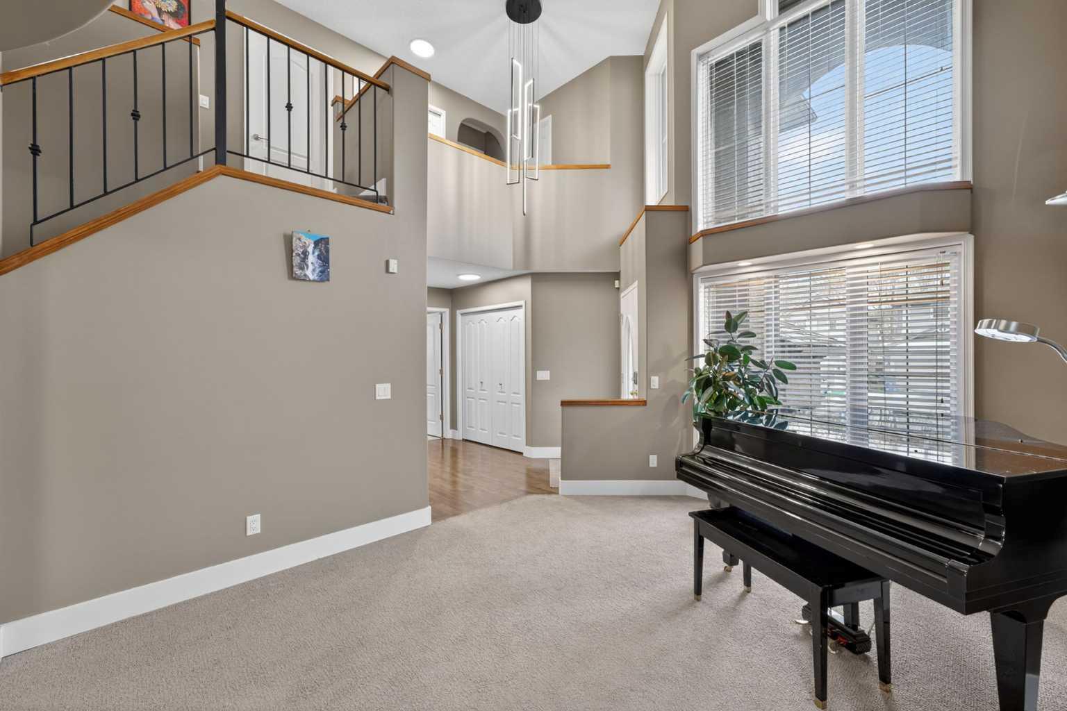 111 Valley Ponds Crescent NW