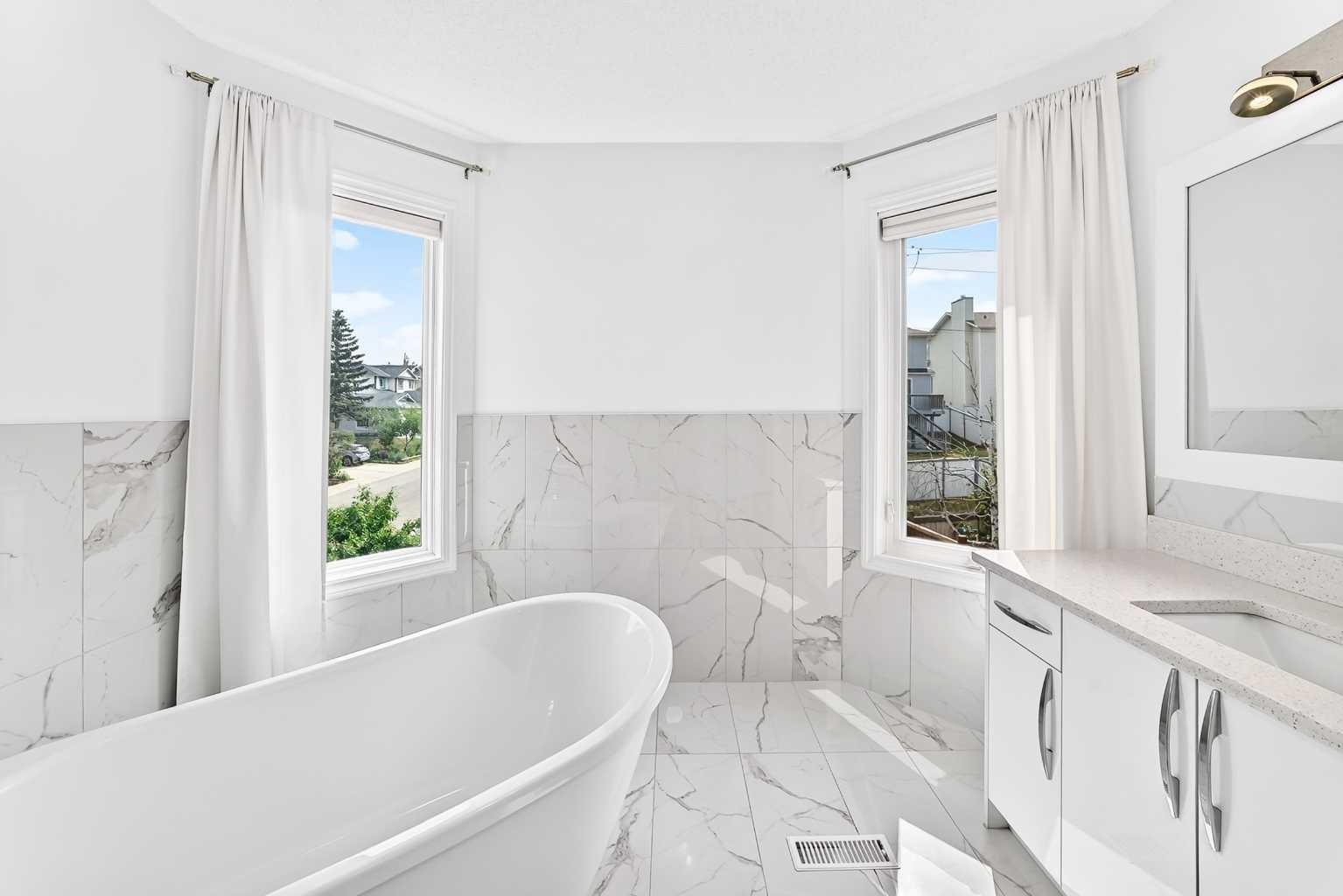 147 Macewan Drive NW