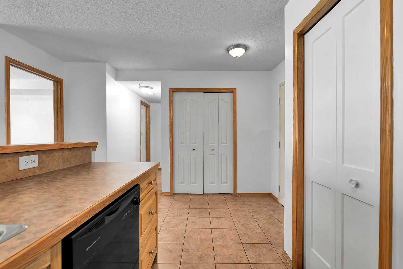 218, 92 Saddletree Court NE