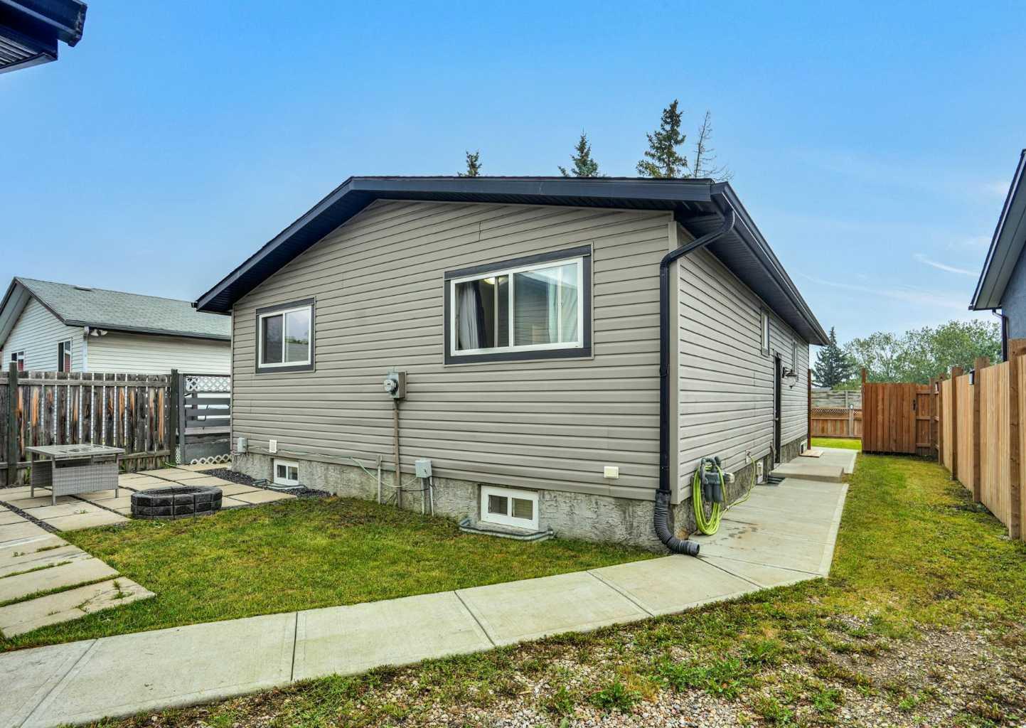 896 Rundlecairn Way NE