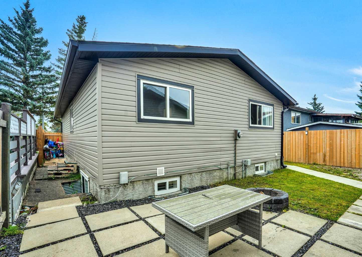 896 Rundlecairn Way NE