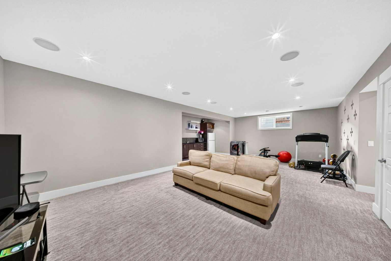 160 Kinniburgh Circle 