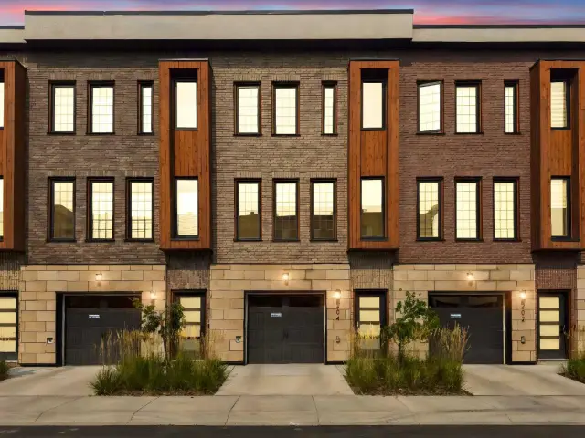 204, 81 Greenbriar Place NW