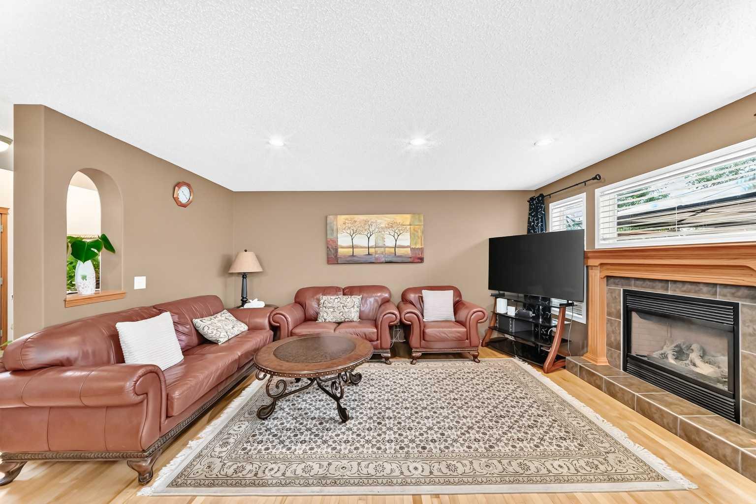 144 Cougarstone Common SW