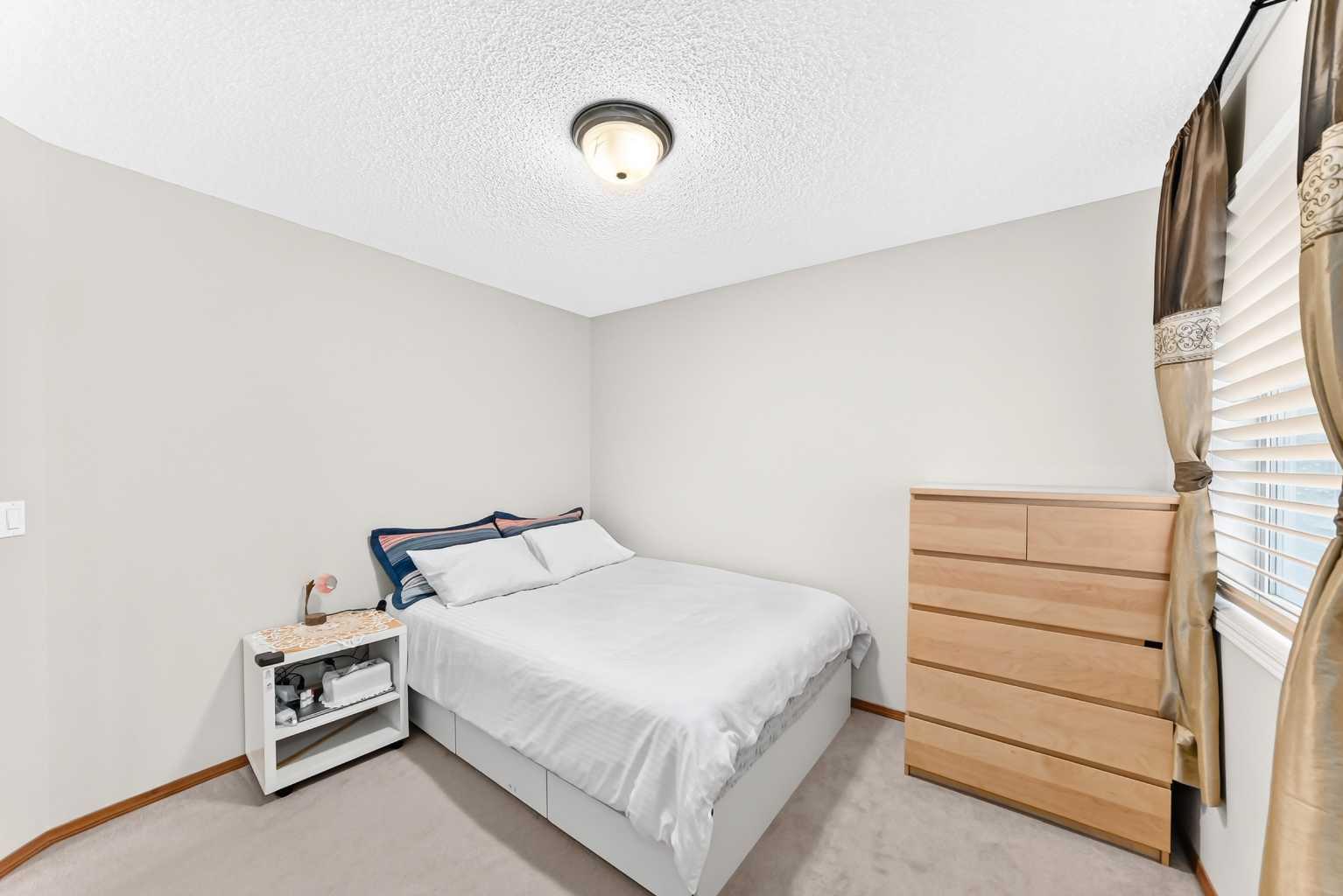 144 Cougarstone Common SW