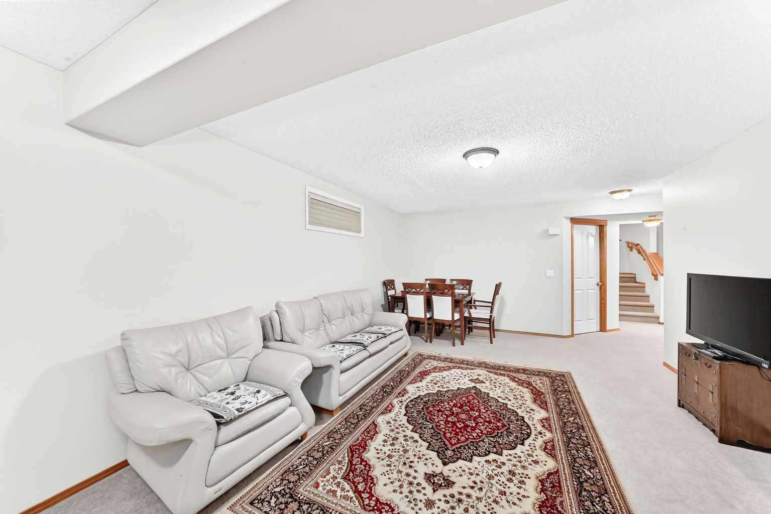 144 Cougarstone Common SW