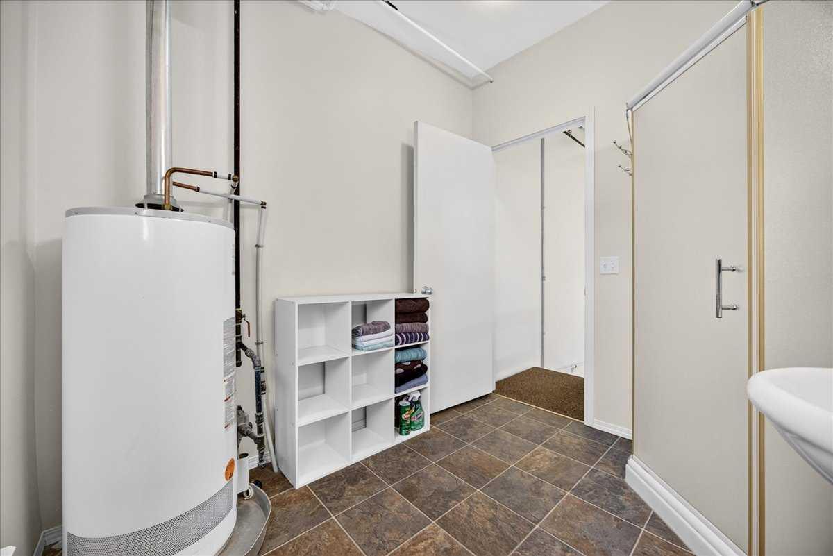 1, 336 Noorduyn Park NE