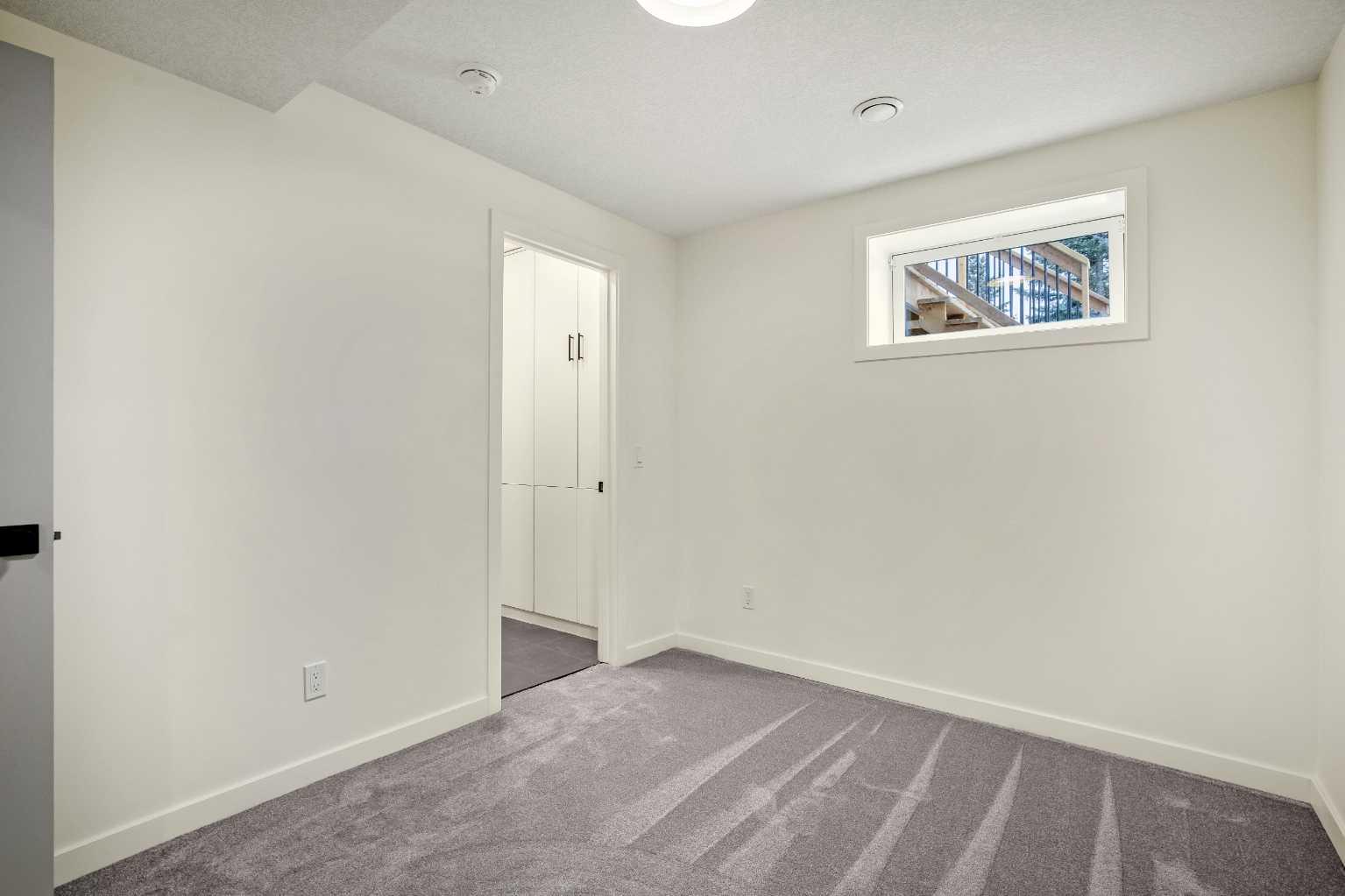 216 Oakridge Place SW