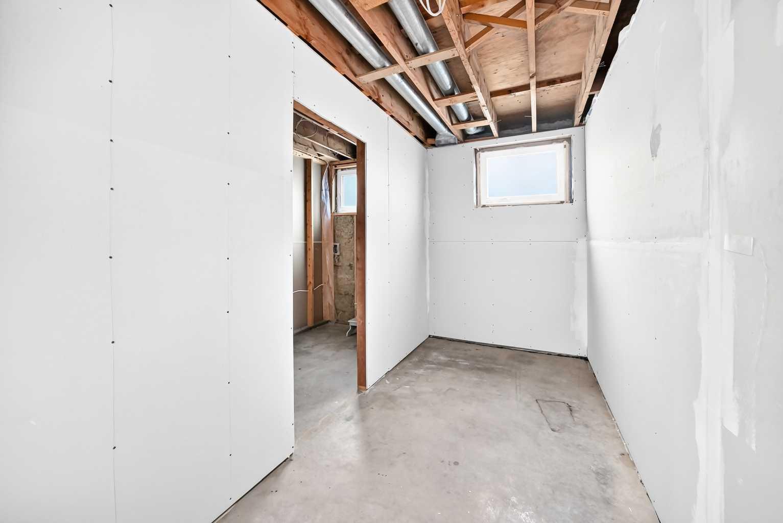 173 Cornwallis Drive NW