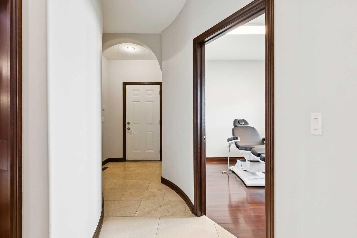 223 Pump Hill Crescent 