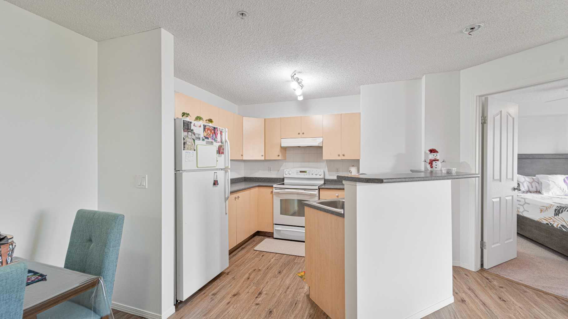 105, 17 Country Village Bay NE