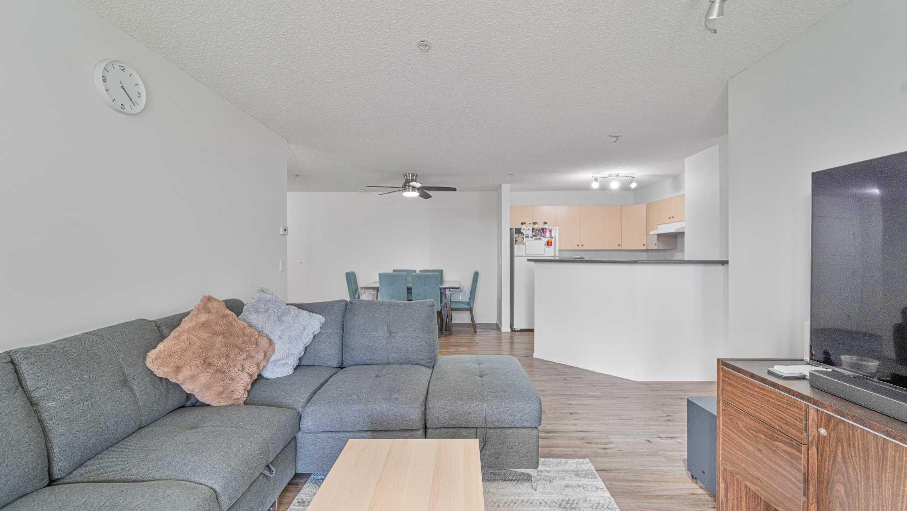 105, 17 Country Village Bay NE