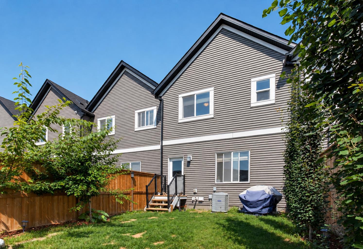 1079  Lanark Boulevard SE