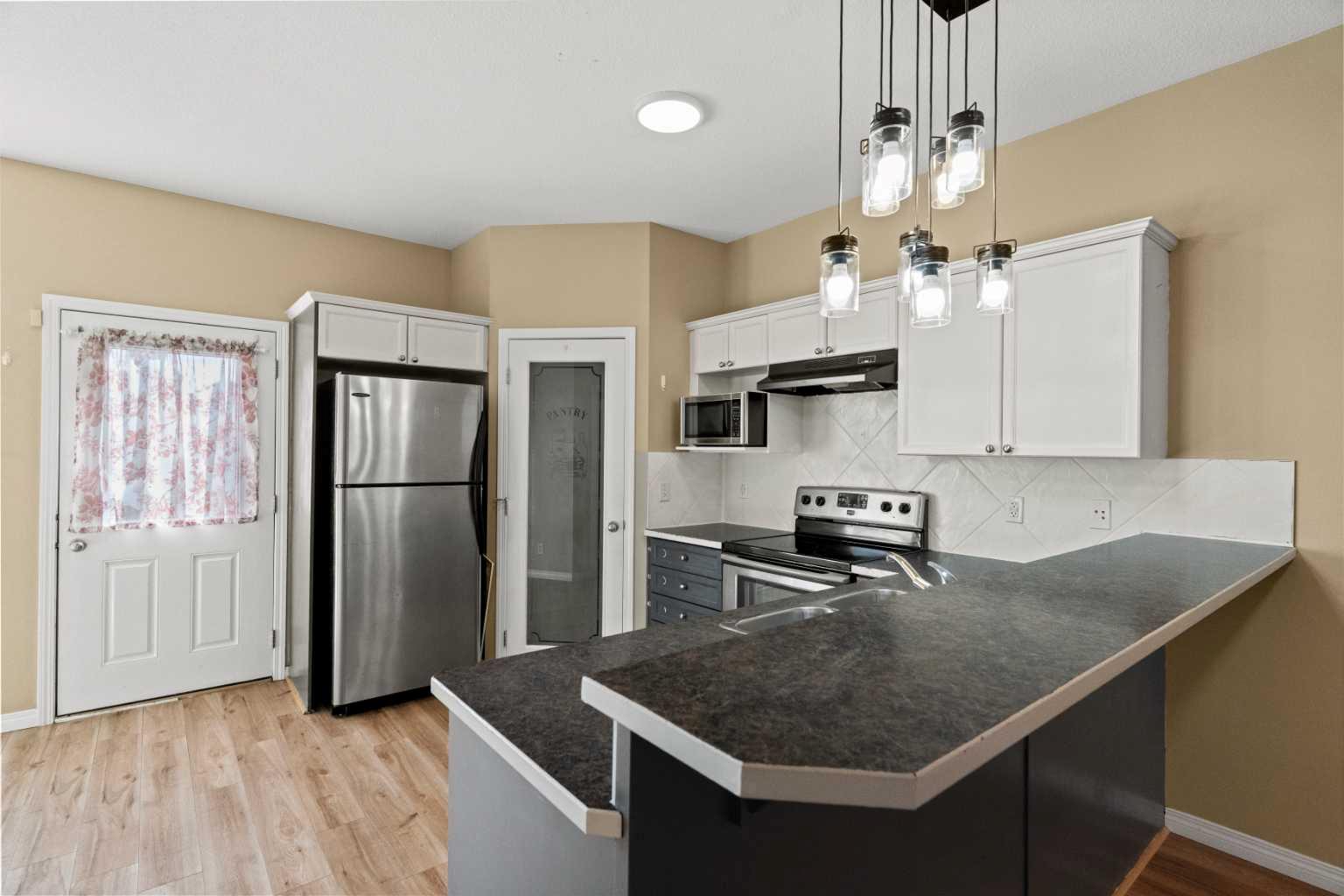 904, 703 Luxstone Square SW