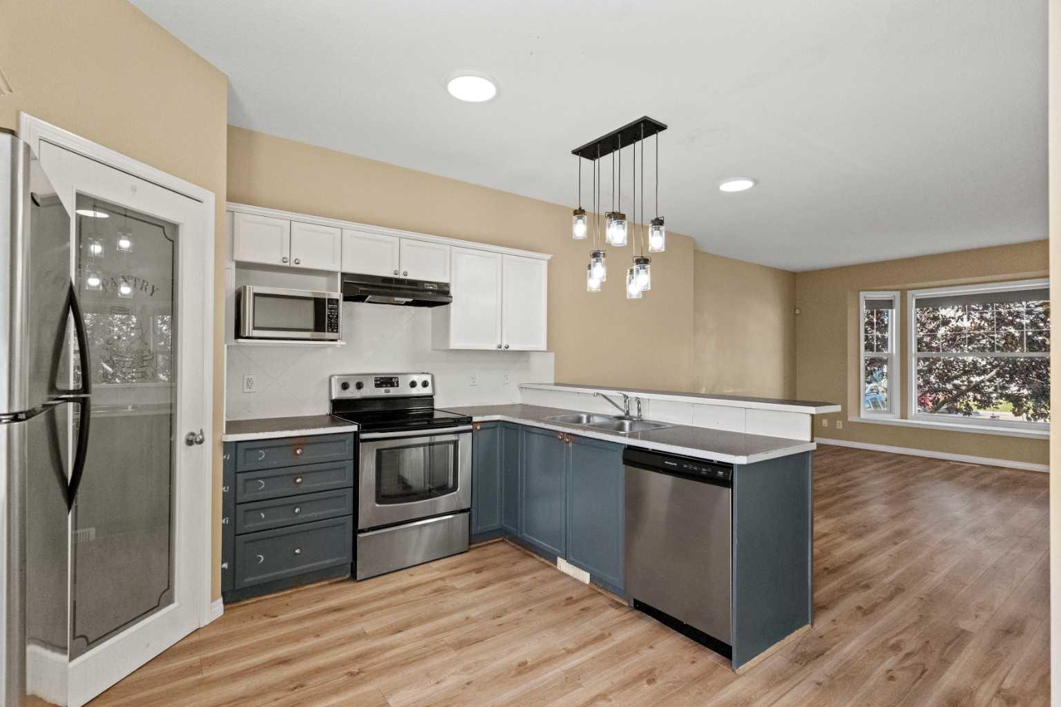 904, 703 Luxstone Square SW