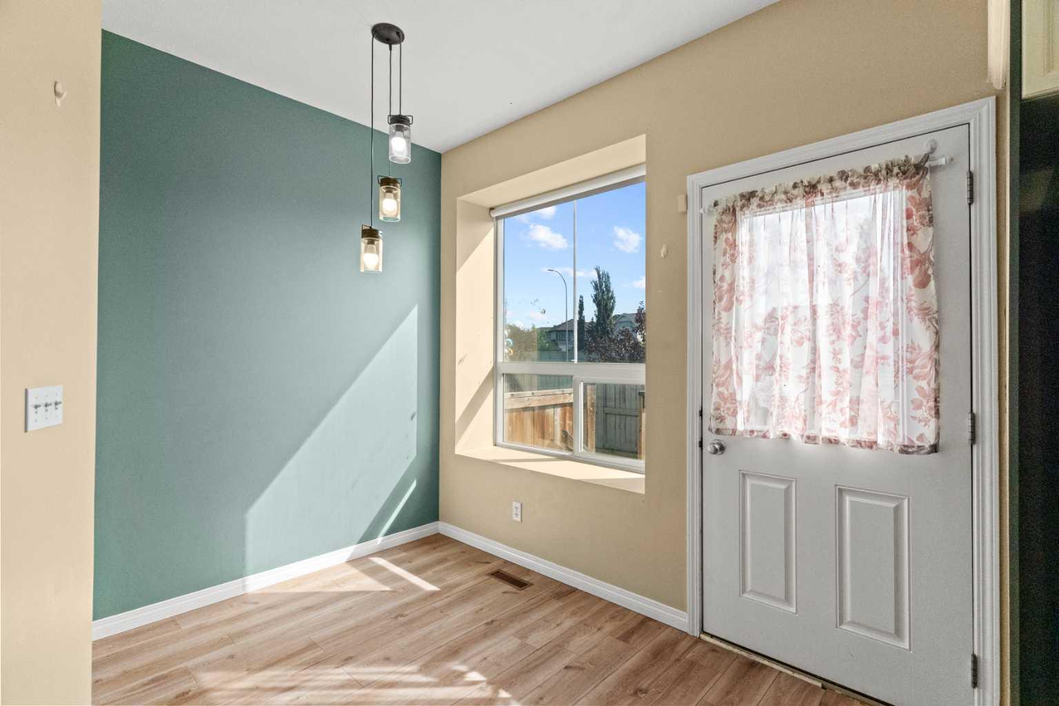 904, 703 Luxstone Square SW