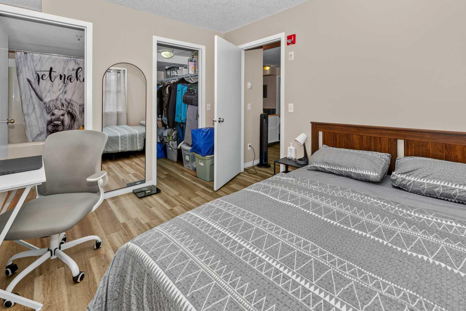 208, 2000 Applevillage Court SE