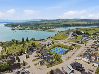 212 Cottageclub Crescent 