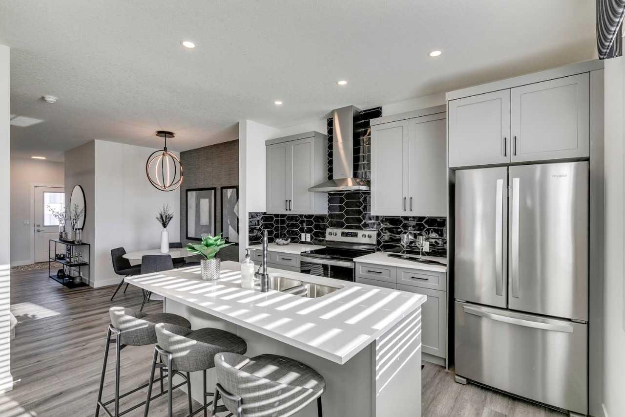 471 Buffaloberry Manor SE