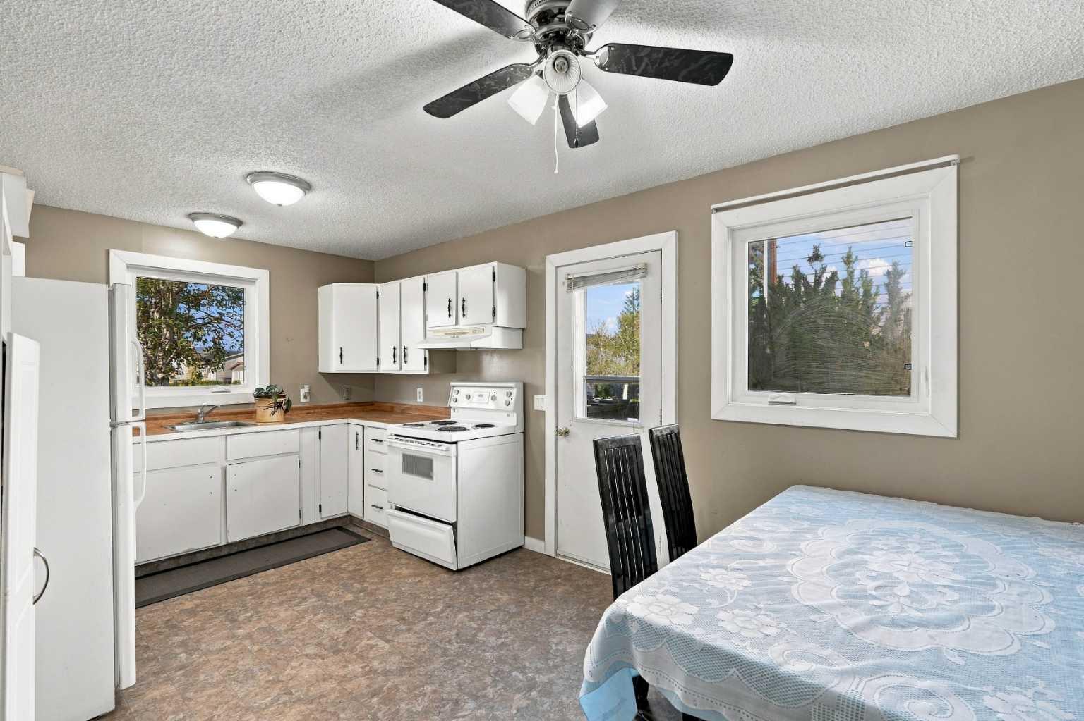 64 Castlebrook Rise NE