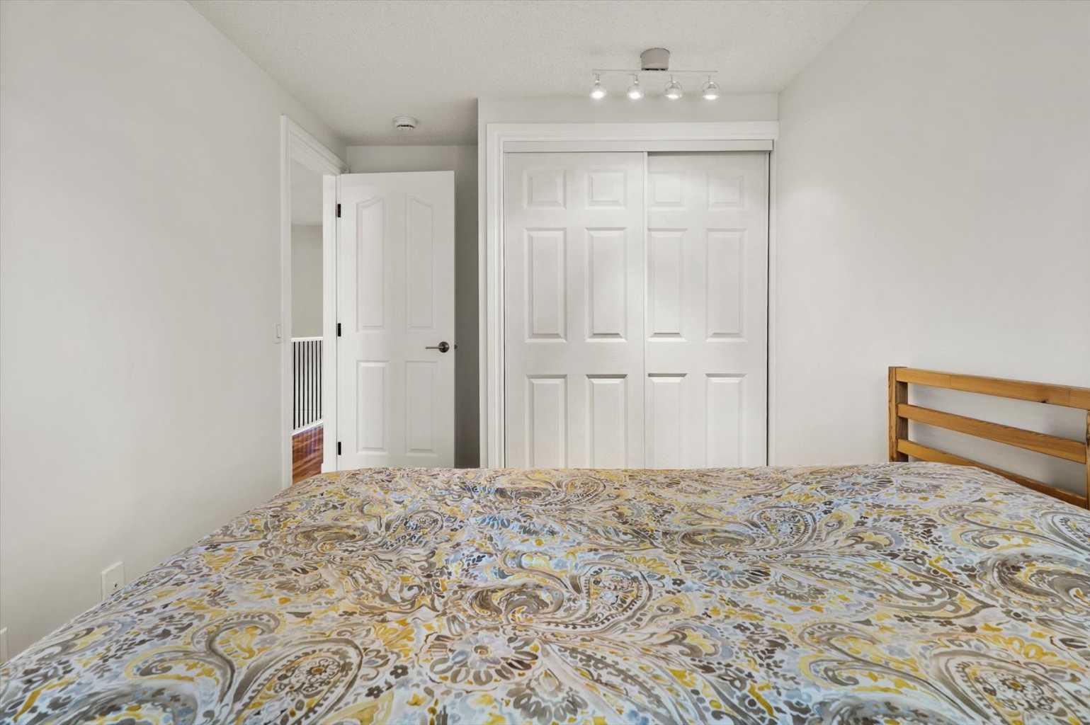 208 Queenston Heights SE