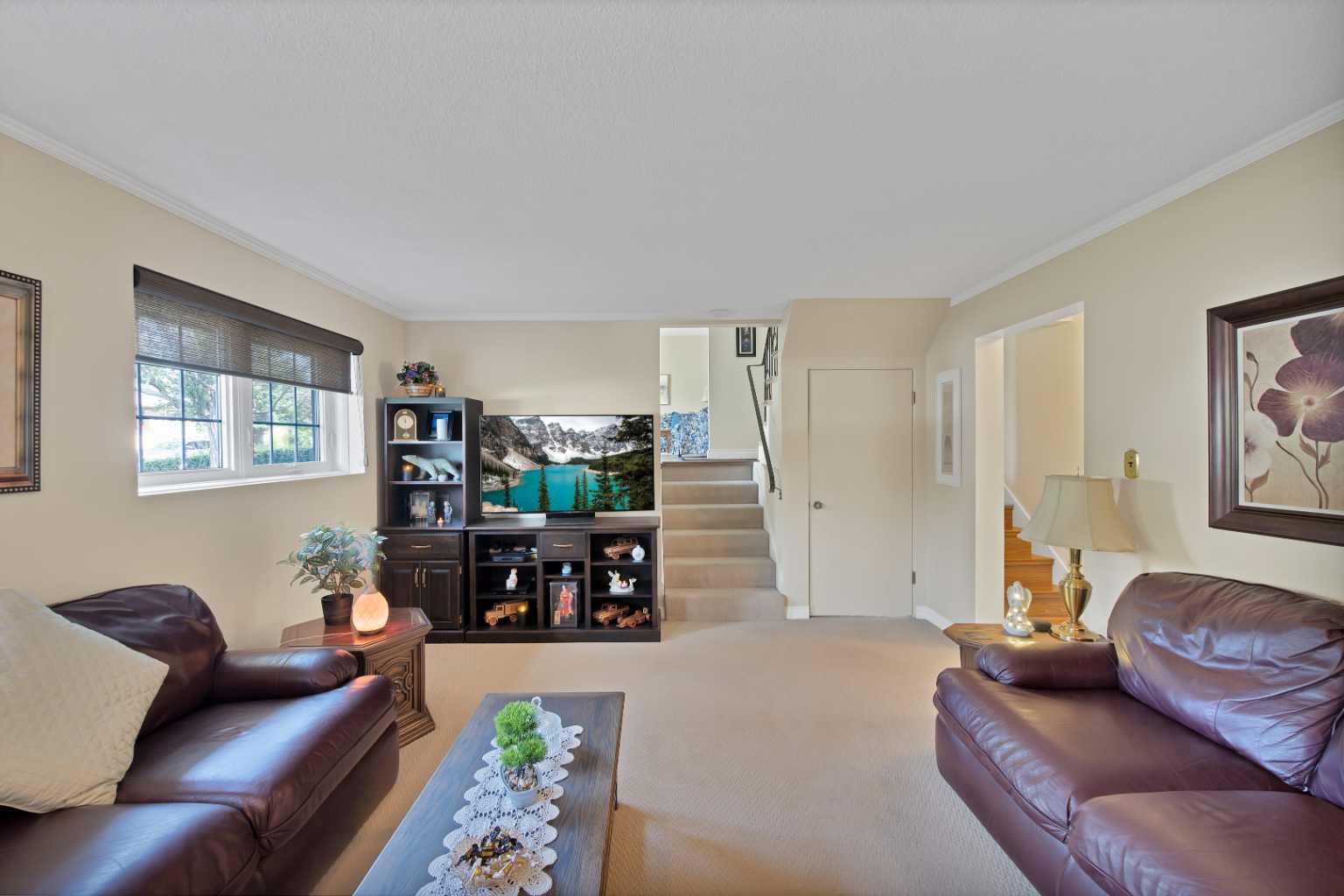 256 Parkwood Close SE
