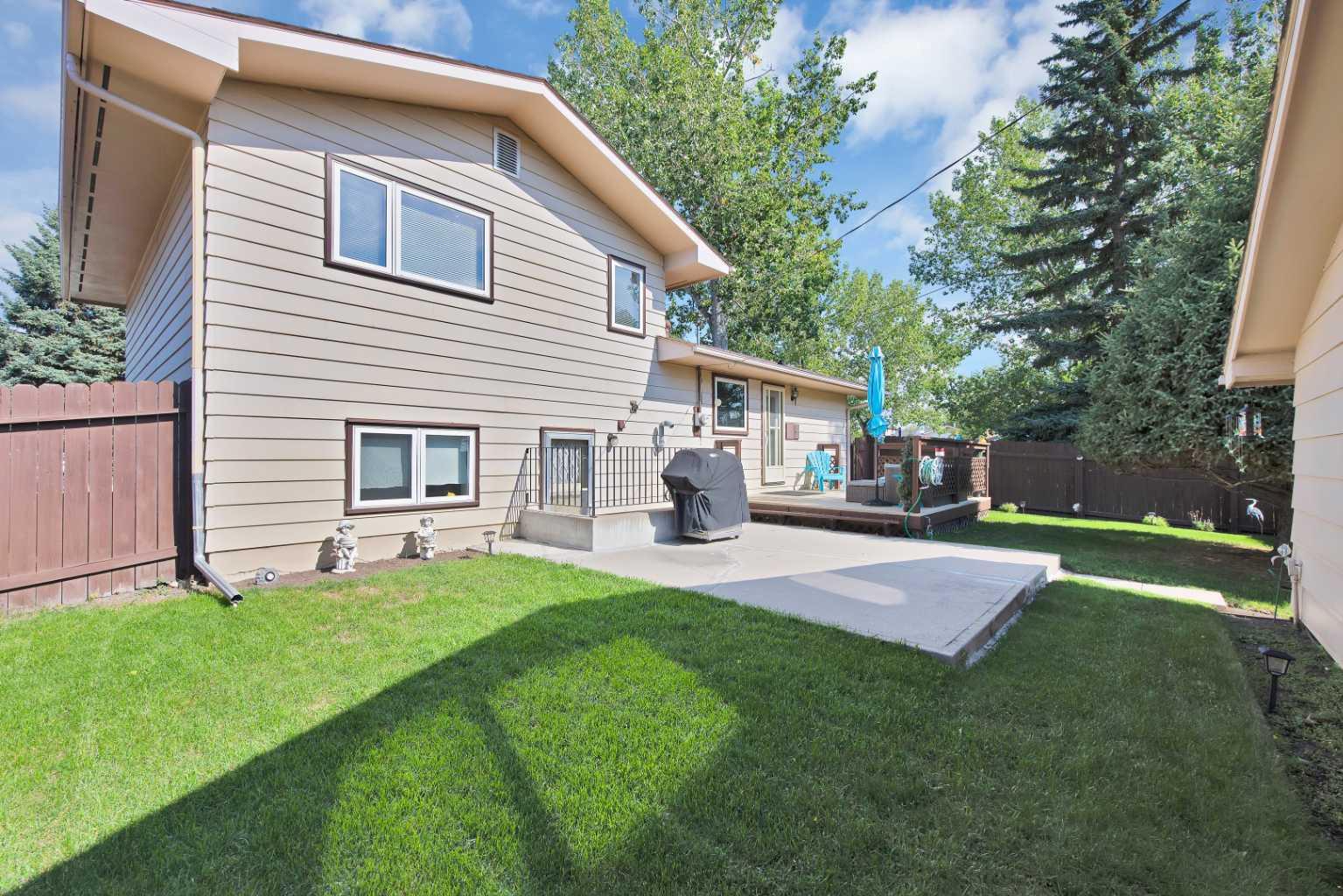 256 Parkwood Close SE