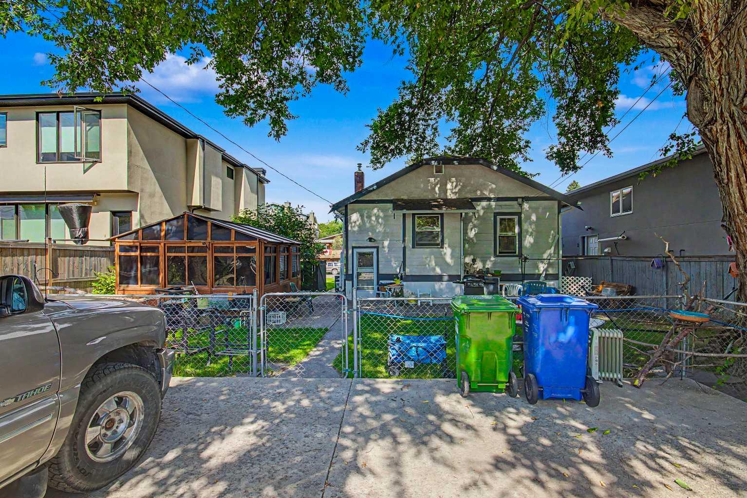 121 10 Avenue NE