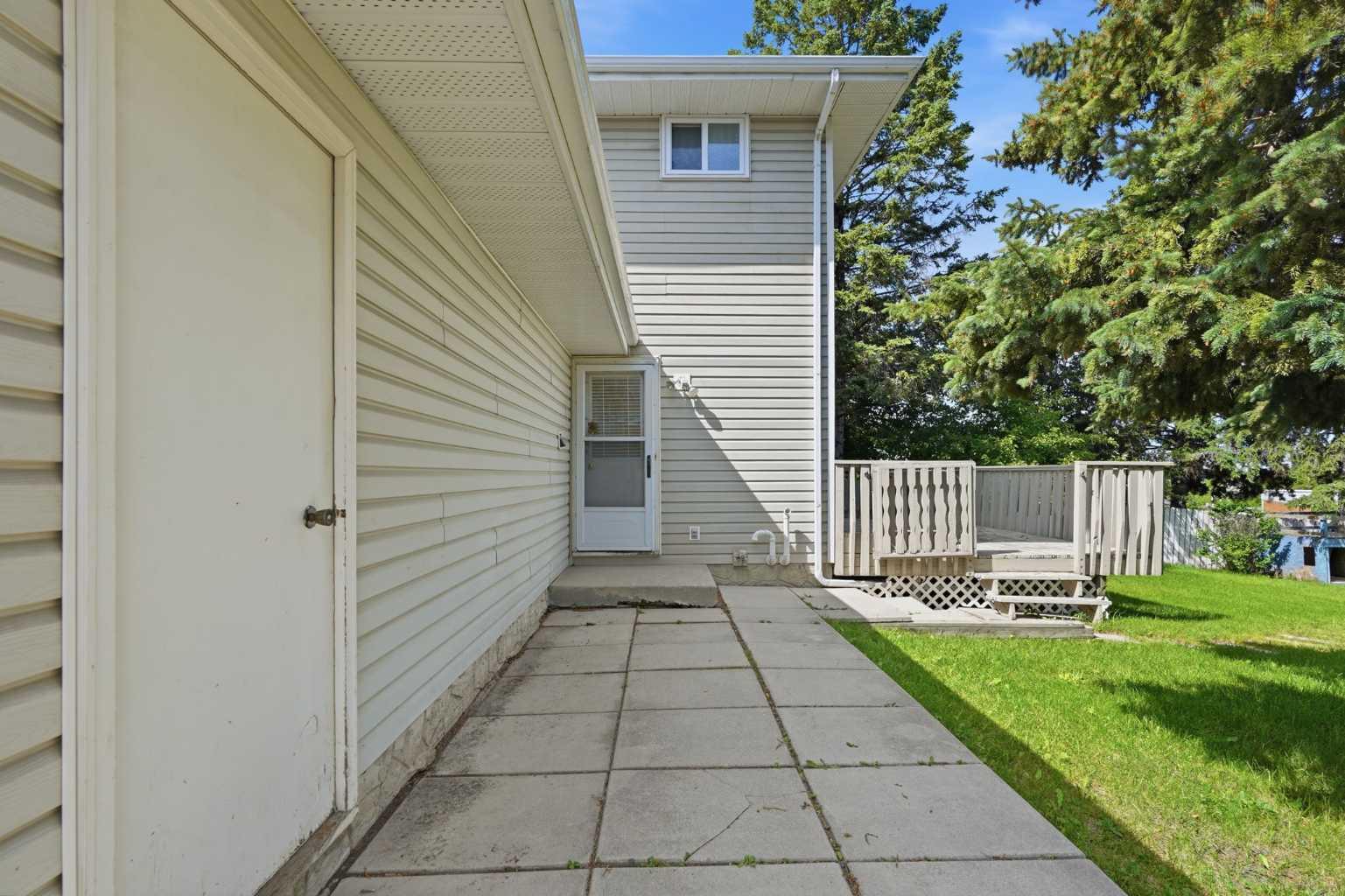 820 Canford Crescent SW