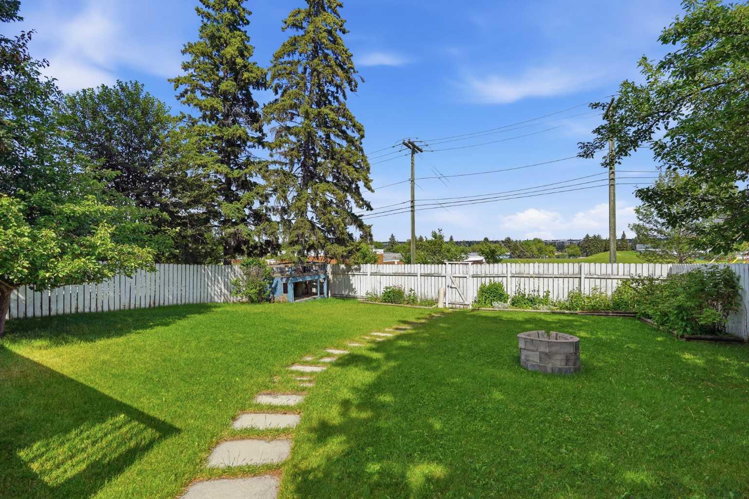 820 Canford Crescent SW